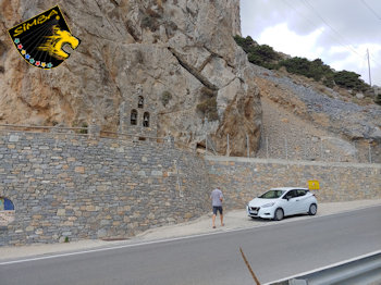 Der Glockenturm vom Kirchlein Agios Nikolaos und unser weißer Flitzer mit Copilot.