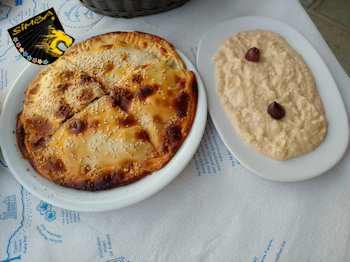 Taramosalata mit knackigem Weiß- und Karubenbrot und eine Kreatopita kommen im Lefka Ori auf den Tavernentisch.
