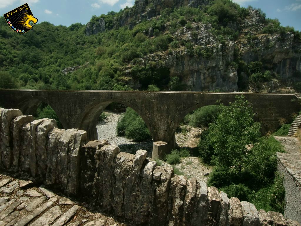 heutige Straßenführung über den Voidomatis Fluss neben der alten Kokori Steinbrücke.