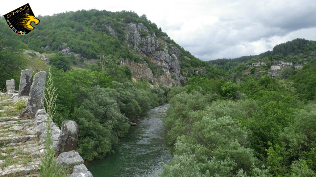 Blick von der Plakidas Bridge auf den Voidomatis Fluss