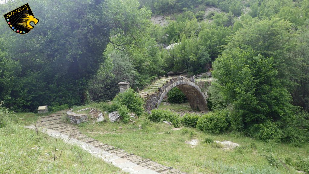 Eine kleinere Steinbrücke.